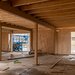 Houten muren en betonnen vloer