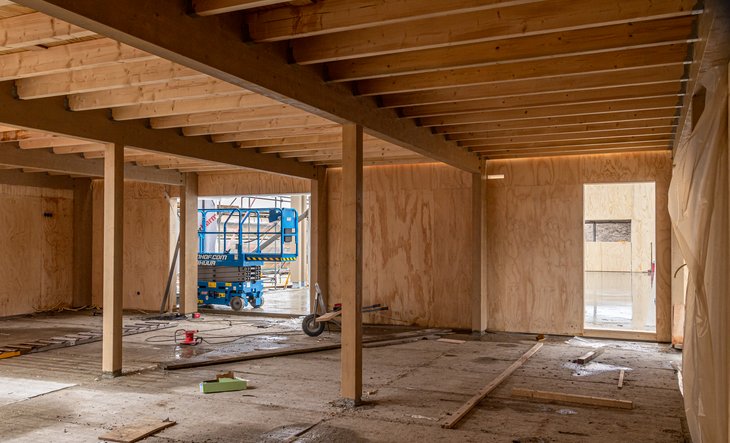 Houten muren en betonnen vloer