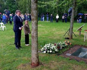 Wethouder Henk van Zeijts bij herdenking in Teuge
