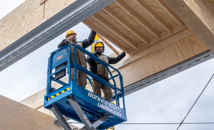 Werklui op hoogwerkers plaatsen gebouwdelen