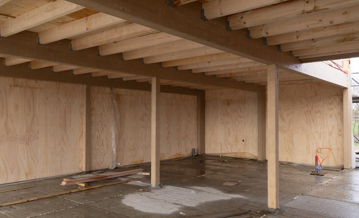 Houten wanden met betonnen vloer