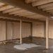 Houten wanden met betonnen vloer