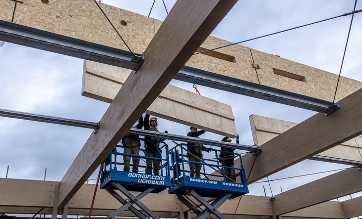 Werklui op hoogwerkers plaatsen gebouwdelen