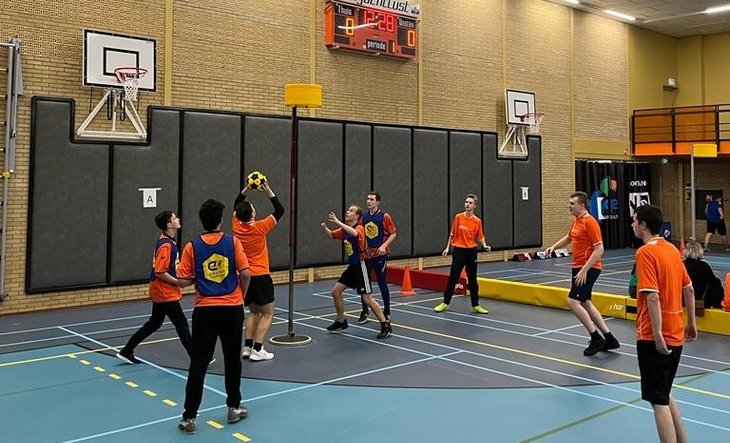 Jongeren met een basketbal in een sporthal