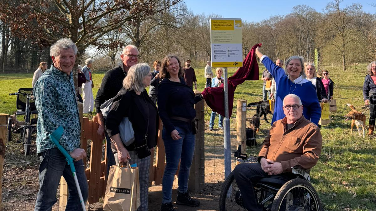 Nieuw hondenlosloopveld Twello feestelijk geopend