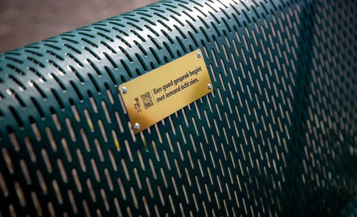 Plakkaat op bankje