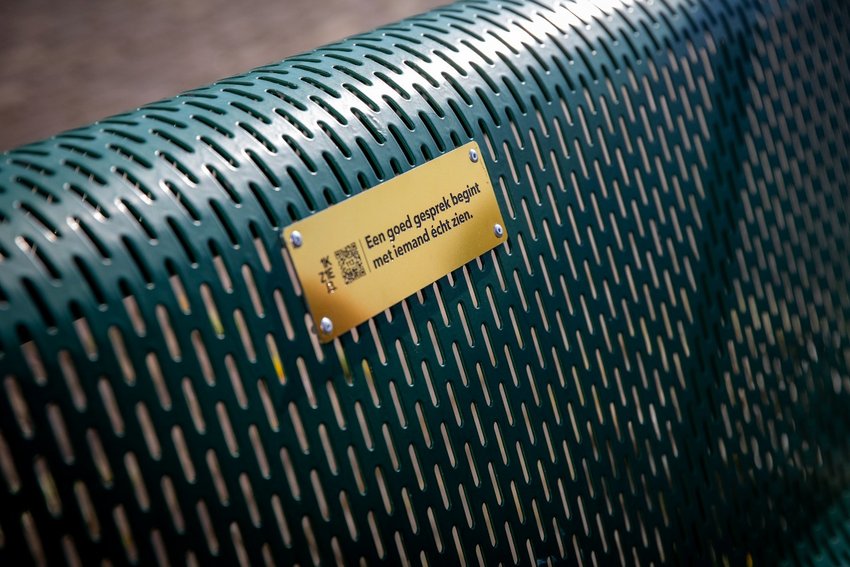 Plakkaat op bankje