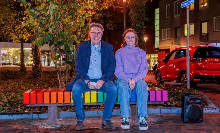 Wethouder Peter Wormskamp en Roos op het regenboogbankje