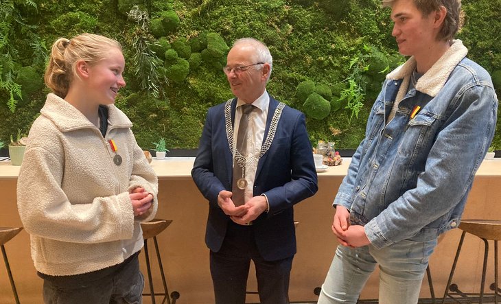 Burgemeester Jan Willem Wiggers met de ontvangers van het jeugdlintje