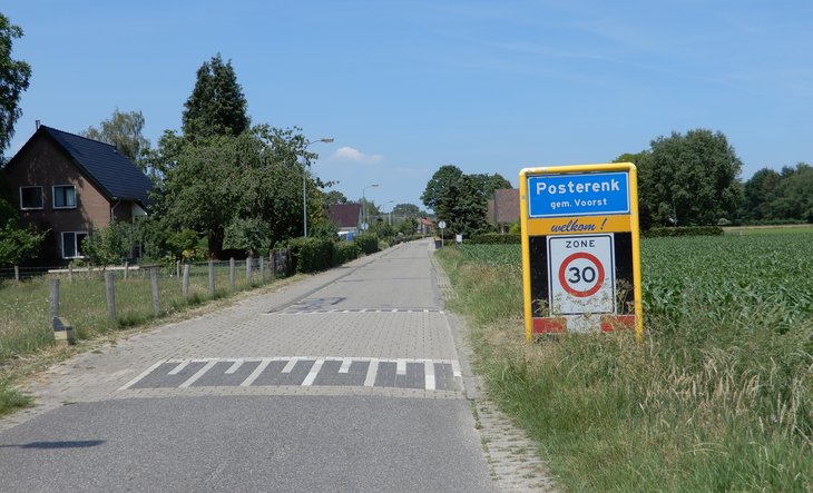 Straat met plaatsnaambord Posterenk