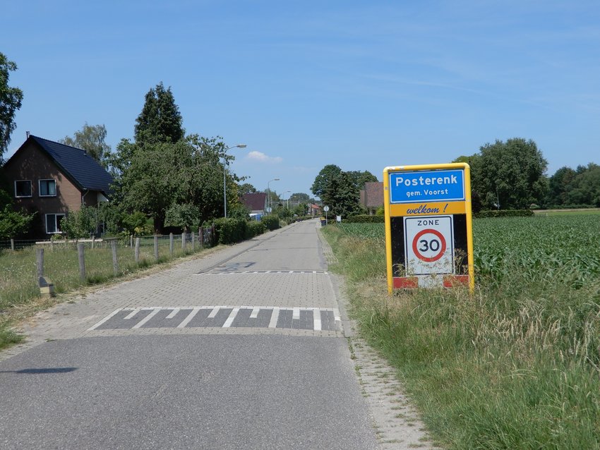 Straat met plaatsnaambord Posterenk