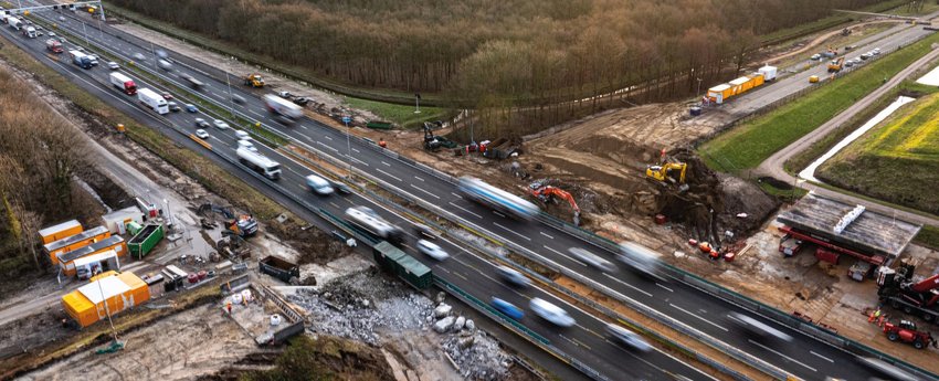 Werkzaamheden bij het te plaatsen viaduct aan de Sluinerweg in Wilp-Achterhoek