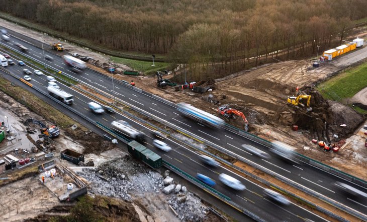 Werkzaamheden bij het te plaatsen viaduct aan de Sluinerweg in Wilp-Achterhoek