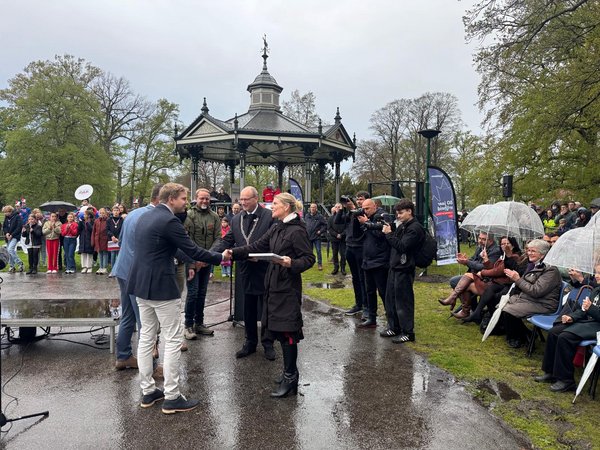 Uitreiking boek Operation Cannonshot aan burgemeesters
