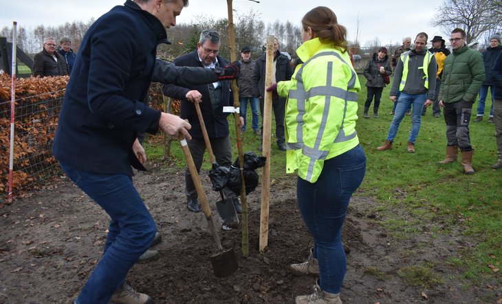 Wethouders Danny Huizer van gemeente Apeldoorn en Bert Visser van gemeente Voorst planten boom