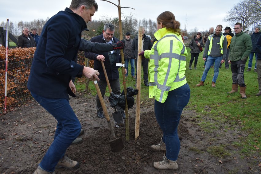 Wethouders Danny Huizer van gemeente Apeldoorn en Bert Visser van gemeente Voorst planten boom