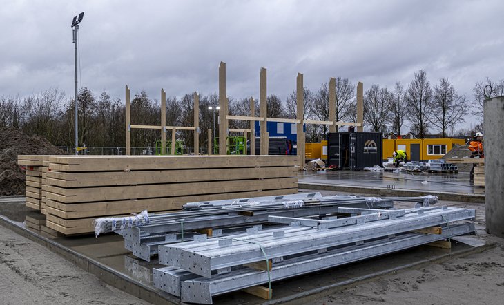 Liggende bouwmaterialen van hout en metaal