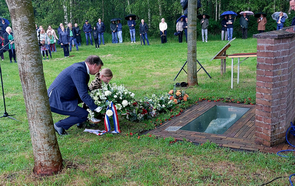 Wethouder Henk van Zeijts bij herdenking in Teuge