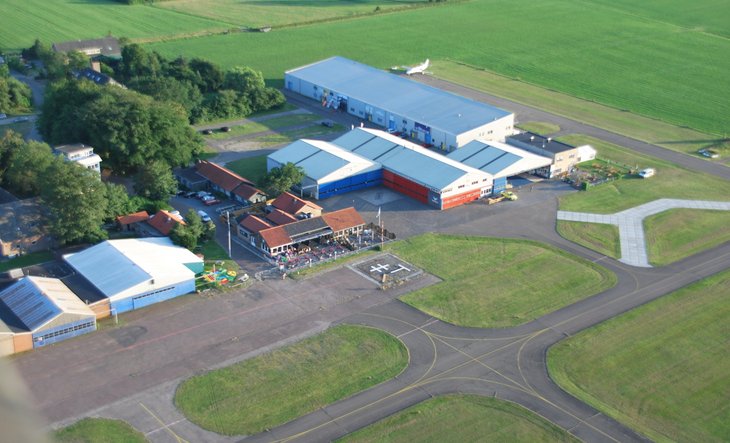 luchtfoto vliegveld Teuge