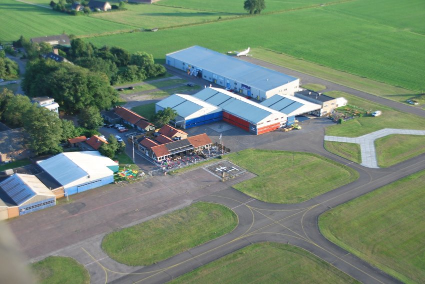 luchtfoto vliegveld Teuge