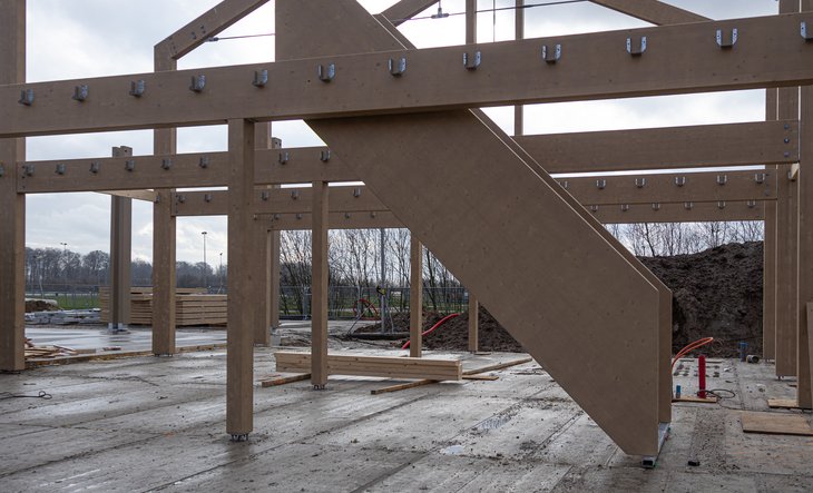 Houten skelet met basis voor de trap
