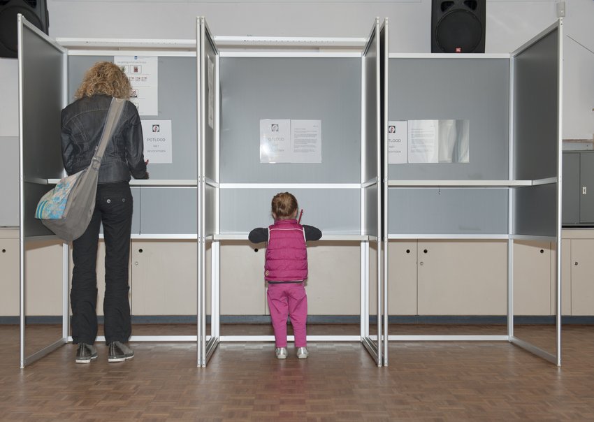 Moeder en kind in stemhokje