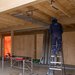 Man aan het werk binnen in het gebouw