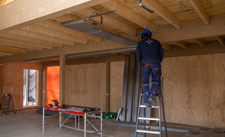 Man aan het werk binnen in het gebouw