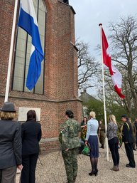 Mensen herdenken bij Nederlandse en Canadese vlag