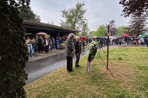 Wethouder Rosmarijn Boender bij herdenking in Terwolde