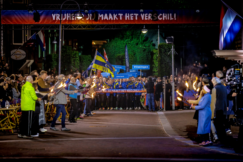 Deelnemers vrijheidsloop met toeschouwers