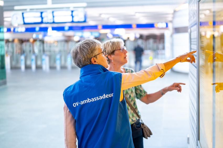 OV-ambassadeur geeft uitleg op het station