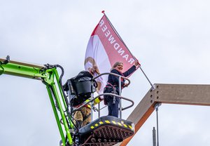 Plaatsen van de brandweervlag op het hoogste punt