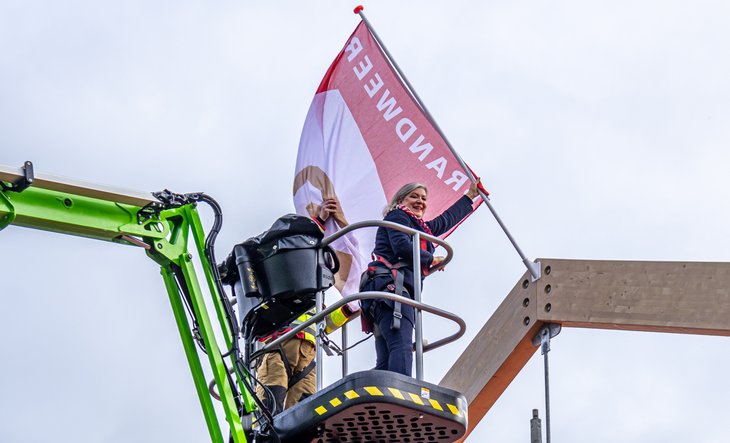 Plaatsen van de brandweervlag op het hoogste punt