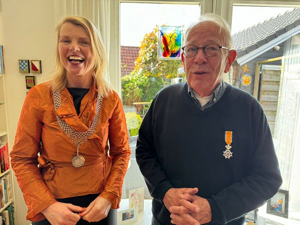 Harry Verboom en burgemeester Paula Jorritsma-Verkade