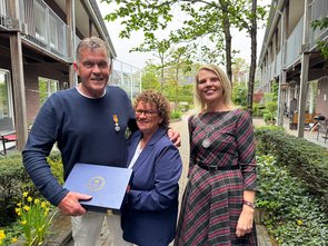 Joop Pol met zijn vrouw en de burgemeester