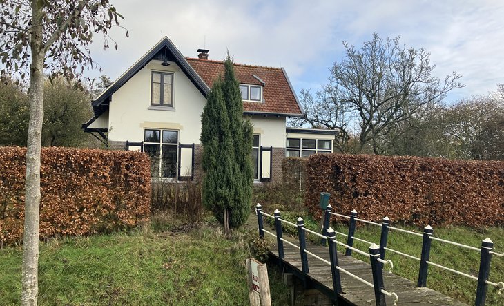 Woonhuis en vm. bankgebouw, Middendijk 38