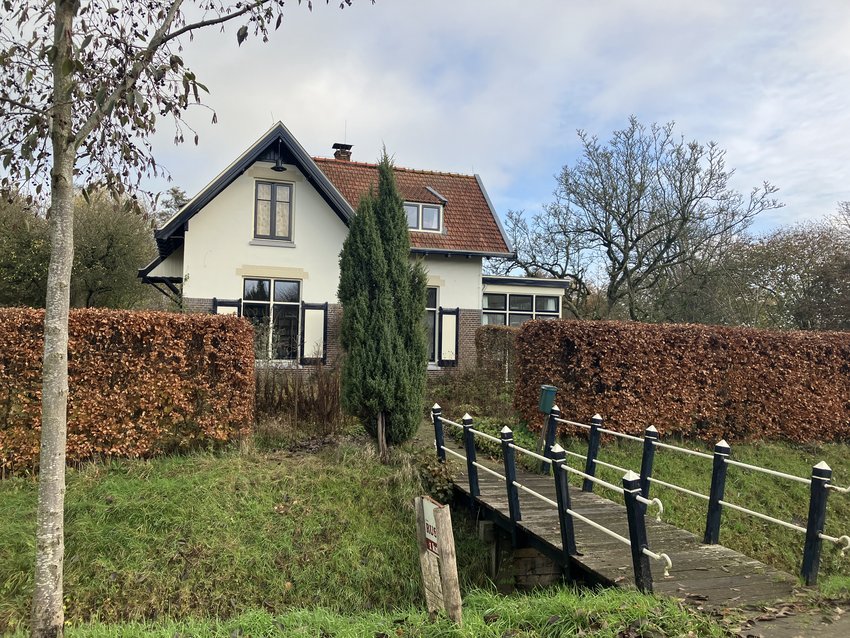 Woonhuis en vm. bankgebouw, Middendijk 38