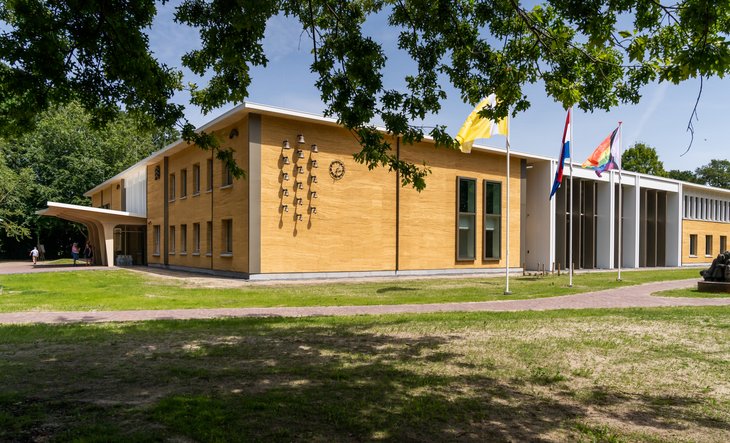 Buitenkant gemeentehuis van de gemeente Voorst in Twello
