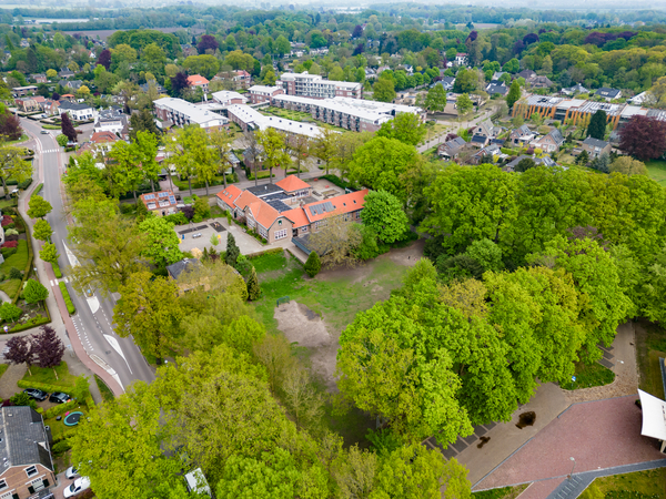 Luchtfoto van basisschool De Wingerd