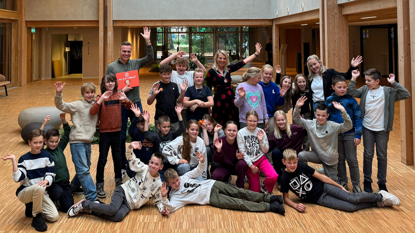 Burgemeester met leerlingen CBS Sjaloom uit Voorst