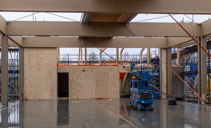 Hoogwerker op betonnen vloer