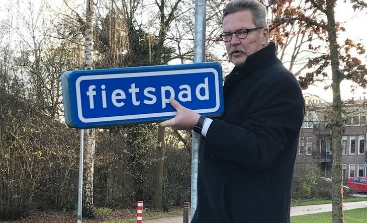 Wethouder Hans van der Sleen verwijdert verkeersbord