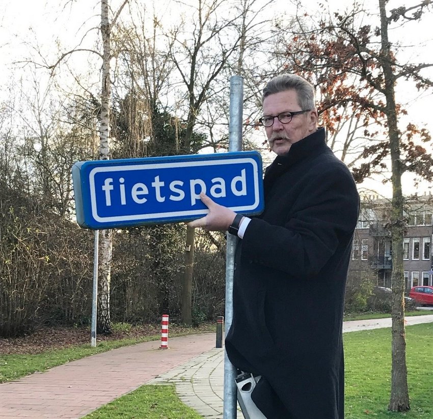 Wethouder Hans van der Sleen verwijdert verkeersbord