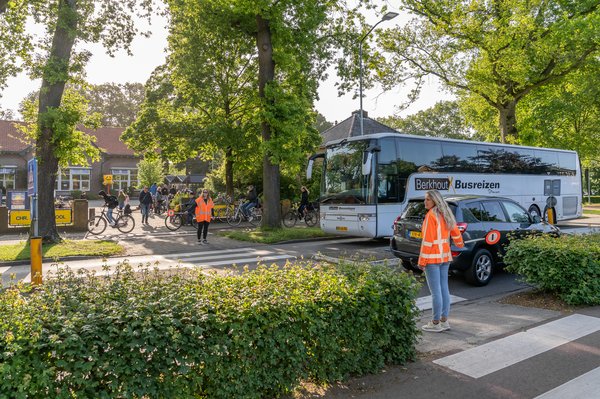 Oversteekplaats met verkeersregelaars