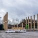 Staande houten palen op de betonnen vloer