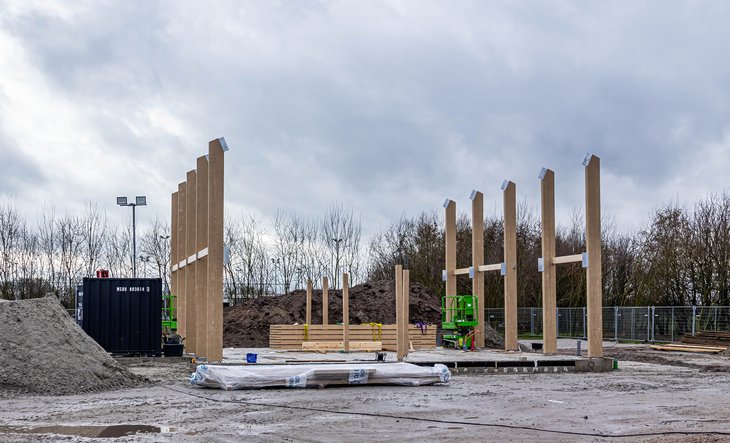 Staande houten palen op de betonnen vloer