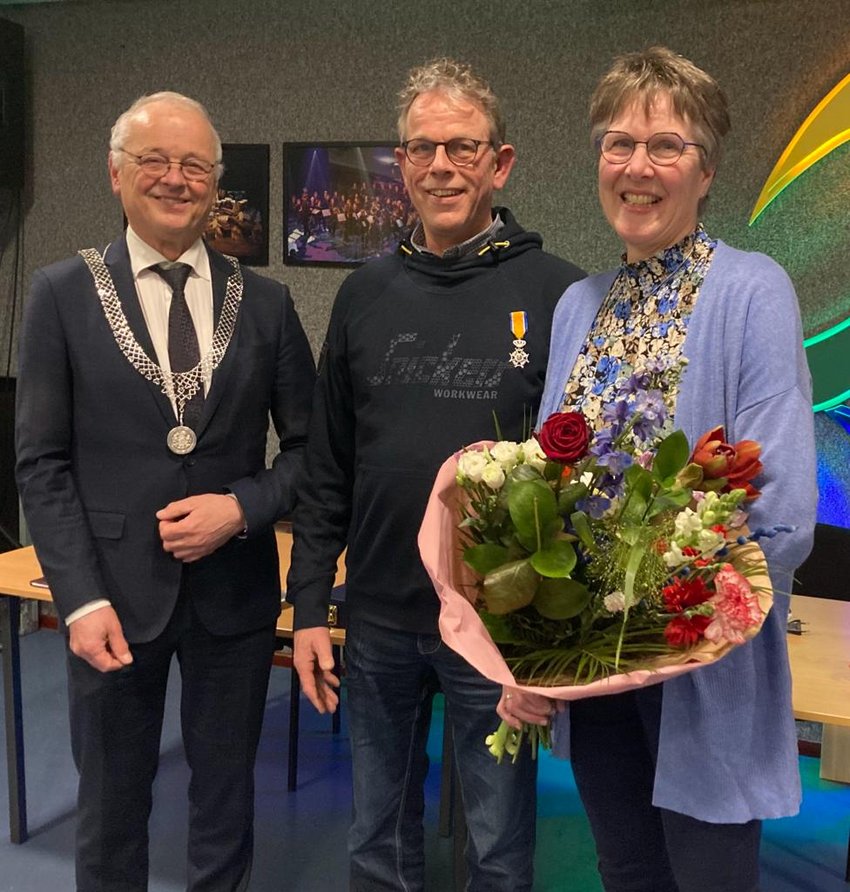 Louis Maathuis (midden) met zijn onderscheiding, met naast hem zijn vrouw (rechts) en burgemeester Jan Willem Wiggers (links)