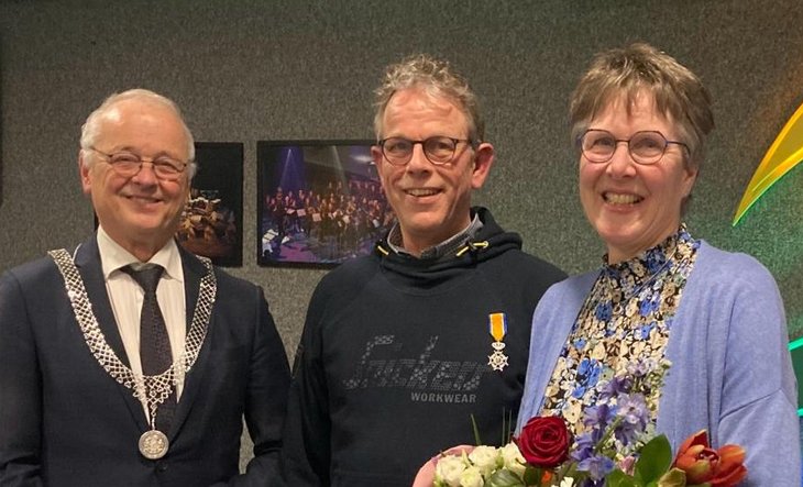 Louis Maathuis (midden) met zijn onderscheiding, met naast hem zijn vrouw (rechts) en burgemeester Jan Willem Wiggers (links)