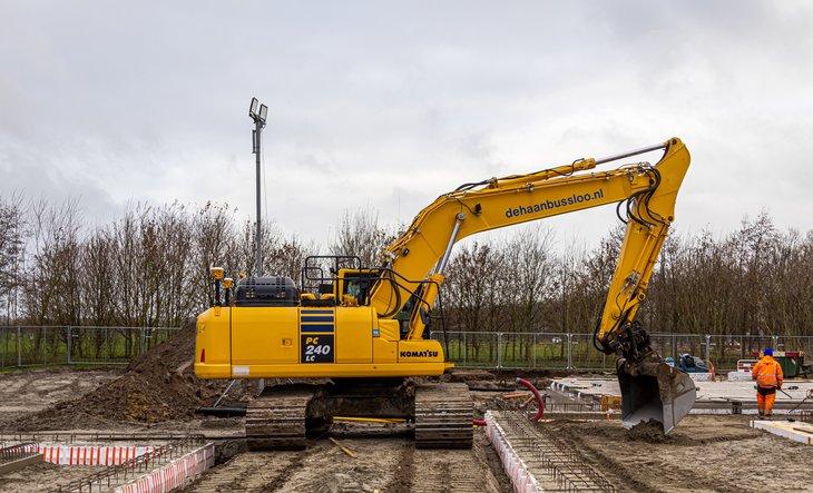 Graafmachine tussen betonnen fundering